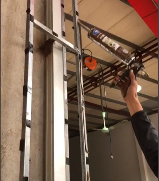 keo dán biển quảng cáo THbond được thợ thi công sử dụng