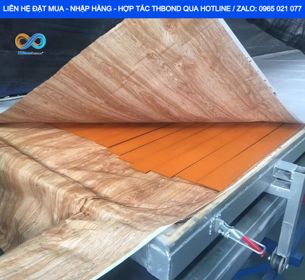 Giấy In Chuyển Nhiệt Vân Gỗ THBond mang đến hiệu ứng gỗ chân thực và đồng đều cho cửa thép vân gỗ