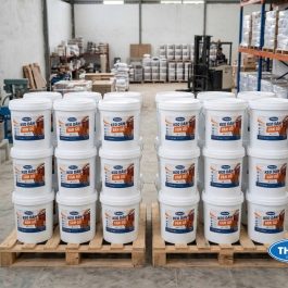 Keo dán vân gỗ ứng dụng để dán film vân gỗ lên cửa - THBond - com (2)