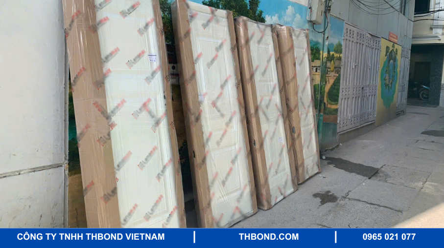 Lợi ích khi sử dụng màng co bọc cửa in logo theo yêu cầu của THbond