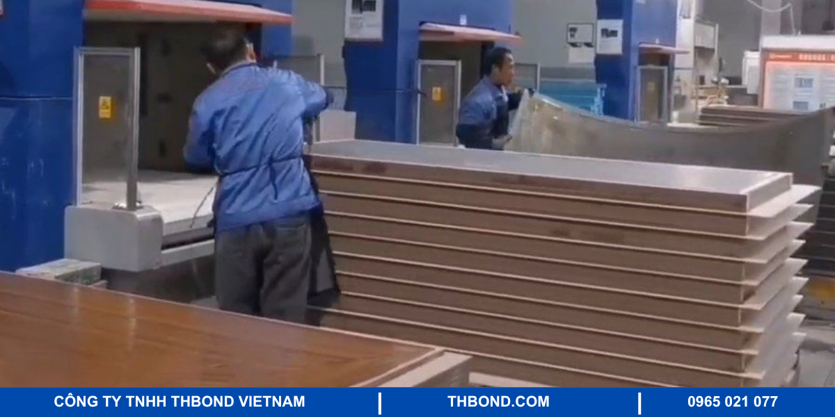 Công đoạn ép cửa gỗ công nghiệp trong sản xuất cửa