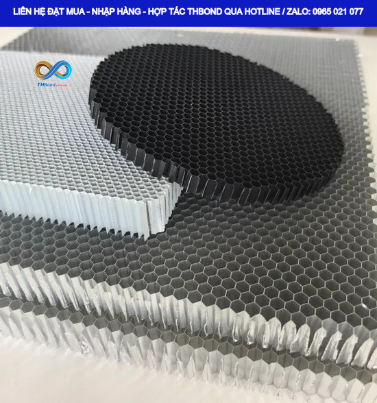 Lõi Nhôm Tổ Ong sản xuất cung ứng bởi THBond là Giải pháp lõi chuyên dụng cho Panel Sandwich, cửa được ứng phổ biến trên thị trường hiện nay tại các tòa nhà, công trình cao cấp