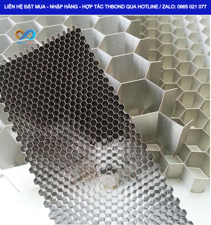 Cấu trúc ô lục giác đặc trưng của Lõi Nhôm Tổ Ong THBond giúp sản phẩm cứng, chắc chắn và ổn định