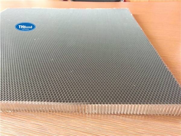 Các hệ vách panel sử dụng lõi nhôm tổ ong THBond giúp giảm tải trọng lên hệ khung, đồng thời duy trì độ phẳng và độ cứng cho toàn bộ kết cấu - thbond-com