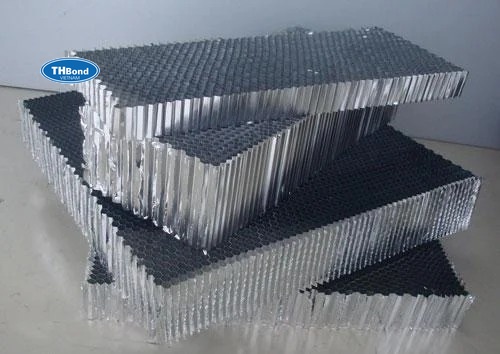 Các khoang rỗng trong lõi nhôm tổ ong THBond giúp suy giảm một phần sóng âm và hạn chế truyền nhiệt, nâng cao hiệu quả sử dụng cho cửa và panel - thbond-com