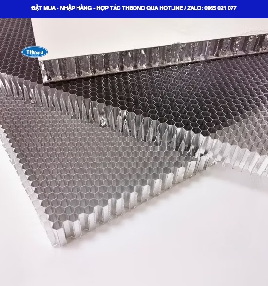 Kết cấu tổ ong giúp lõi nhôm THBond phân bố lực hiệu quả, góp phần hạn chế võng cánh, móp méo và biến dạng đối với cửa, panel và tủ - thbond-com