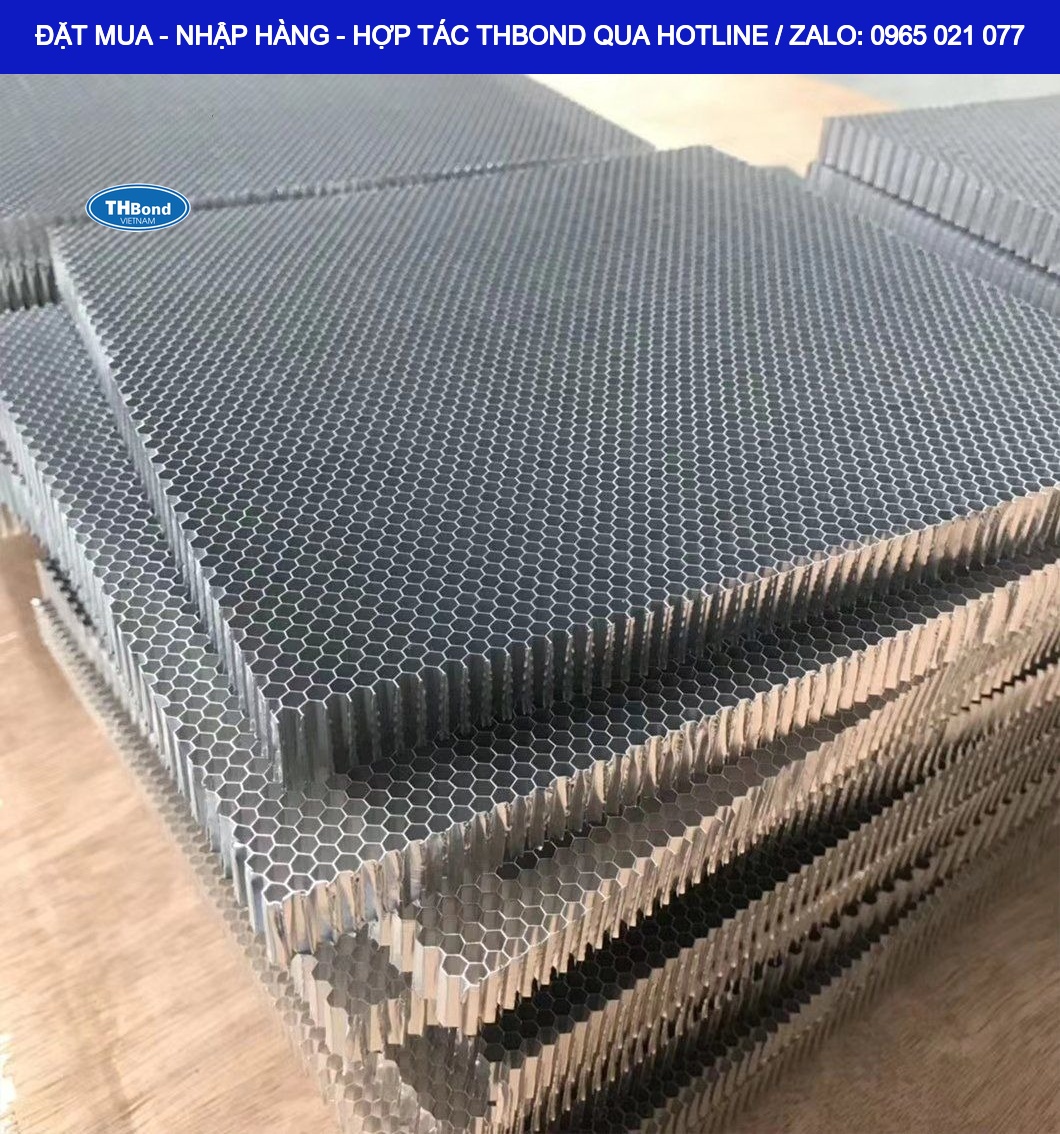 Kết hợp cùng nhôm, inox hoặc Laminate, lõi nhôm tổ ong THBond tạo nên các tấm panel có kết cấu bền chắc, trọng lượng nhẹ và độ ổn định cao - thbond-com