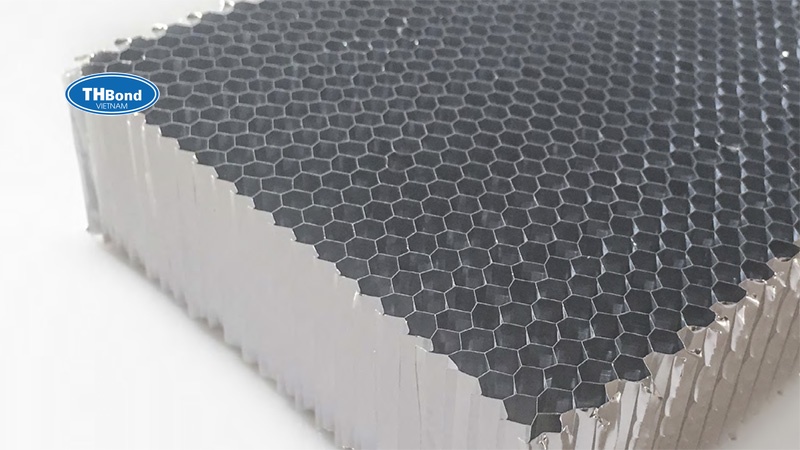 Lõi nhôm tổ ong THBond được ứng dụng rộng rãi trong sản xuất cửa, vách panel và tủ nhờ cấu trúc ô lục giác giúp tối ưu trọng lượng, tăng độ cứng và nâng cao độ ổn định cho sản phẩm - thbond-com