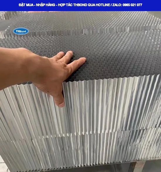 Nhờ cấu trúc rỗng khoa học, lõi nhôm tổ ong THBond giúp giảm đáng kể trọng lượng cửa mà vẫn duy trì độ bền và độ ổn định cần thiết - thbond-com
