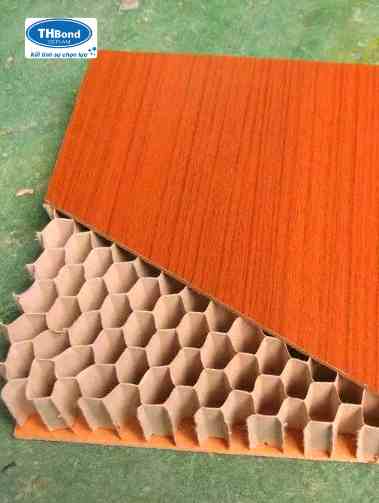 Cận cảnh lõi giấy tổ ong được dán bên trong bề mặt cửa, vách chống cháy - thbond-com