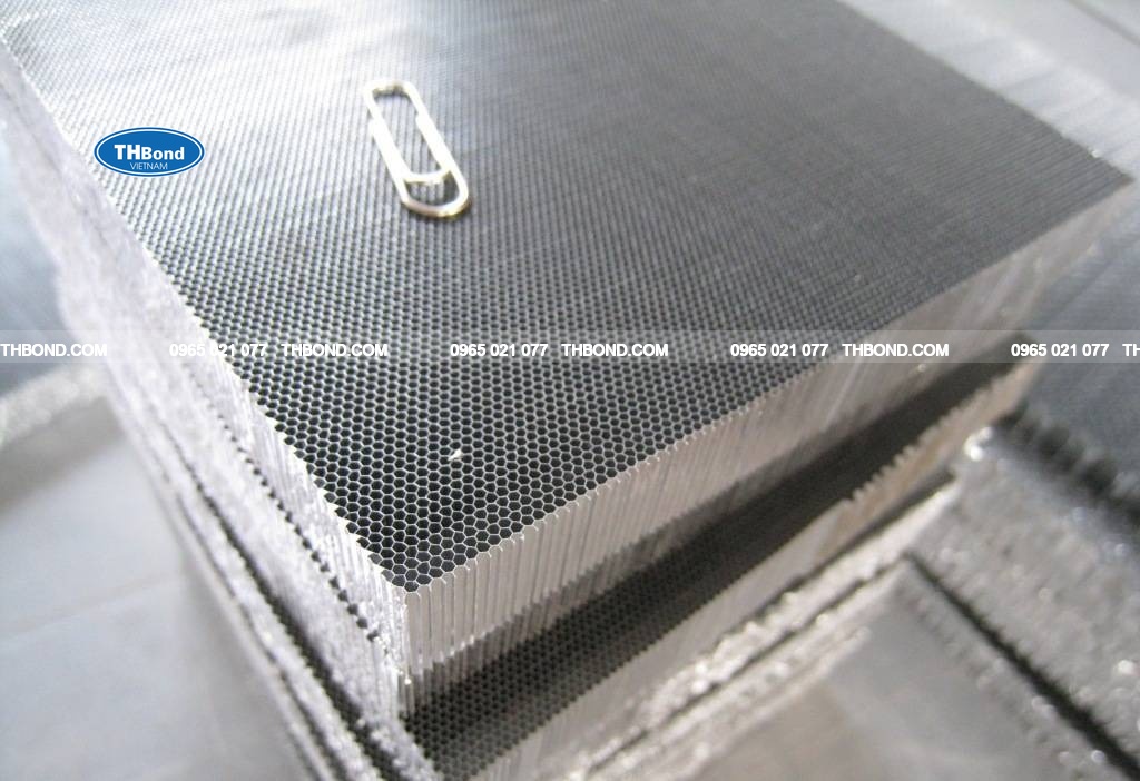 Cấu trúc tổ ong lục giác giúp phân tán lực đồng đều, hạn chế cong vênh và biến dạng - thbond-com