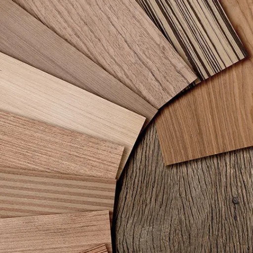 Sau khi dán keo, Veneer cần được ép lực đều để bảo đảm chất lượng mối dán không suy yếu tại những vị trí thiếu lực