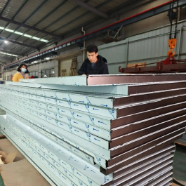 Màng bảo vệ bề mặt inox giúp giữ nguyên vẻ đẹp của inox trong thời gian lưu kho và chờ lắp đặt.