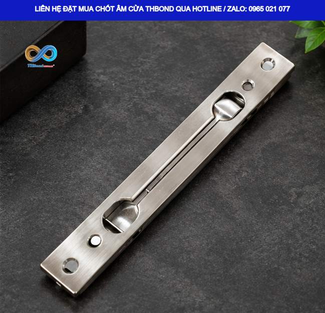 Bề mặt bóng đẹp của Chốt Âm Inox 304 CTH339 THBond giúp chi tiết phụ kiện giữ được vẻ gọn gàng, thẩm mỹ khi hoàn thiện bộ cửa.