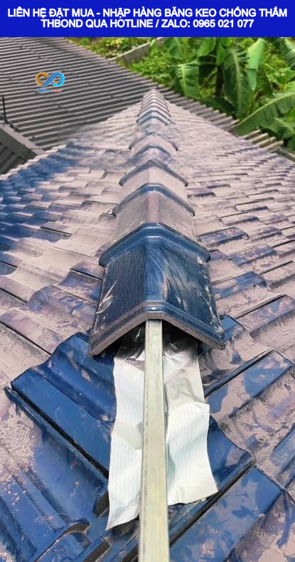 Dán sống mái ngói bằng băng keo THBond giúp tạo lớp bịt kín tại đường đỉnh mái, phù hợp cho các hạng mục cần thi công chống thấm nhanh, nhưng hiệu quả bền bỉ lâu dài