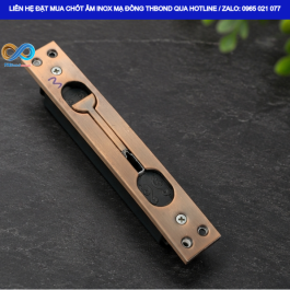 Bề mặt mạ đồng kết hợp mặt ốp bóng giúp Chốt Âm CTH663 nổi bật ở những bộ cửa chú trọng hoàn thiện thẩm mỹ.