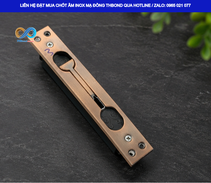 Bề mặt mạ đồng kết hợp mặt ốp bóng giúp Chốt Âm CTH663 nổi bật ở những bộ cửa chú trọng hoàn thiện thẩm mỹ.