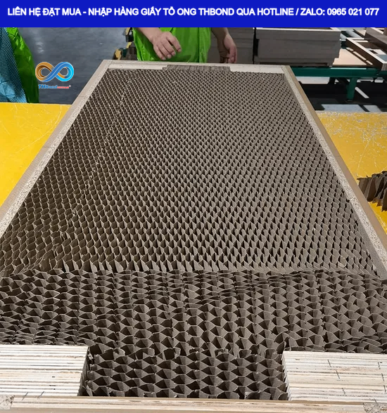 Giấy tổ ong THBond tạo cấu trúc lõi rỗng giúp hình thành chiều dày cho cánh cửa mà không cần lõi đặc toàn bộ, trực tiếp giảm trọng lượng cho thành phẩm, trong khi vẫn bảo đảm kỹ thuật chịu lực