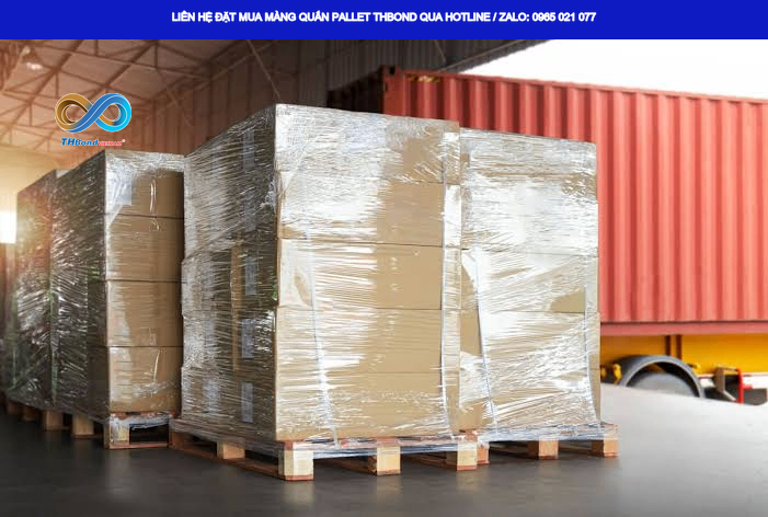 Màng PE Quấn Hàng THBond hỗ trợ hạn chế tác động của bụi, ẩm và va chạm lên kiện hàng trong suốt quá trình vận chuyển.