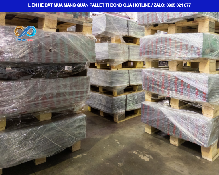 Màng Co PE Quấn Pallet THBond giúp kiện hàng được bao bọc gọn gàng, thuận tiện hơn khi bốc xếp bằng xe nâng hoặc thiết bị kho.