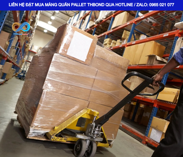 Màng Quấn Kệ Kê Hàng MTH899 hỗ trợ giữ ổn định các lớp hàng hóa xếp chồng, giảm nguy cơ xô lệch trong quá trình di chuyển.