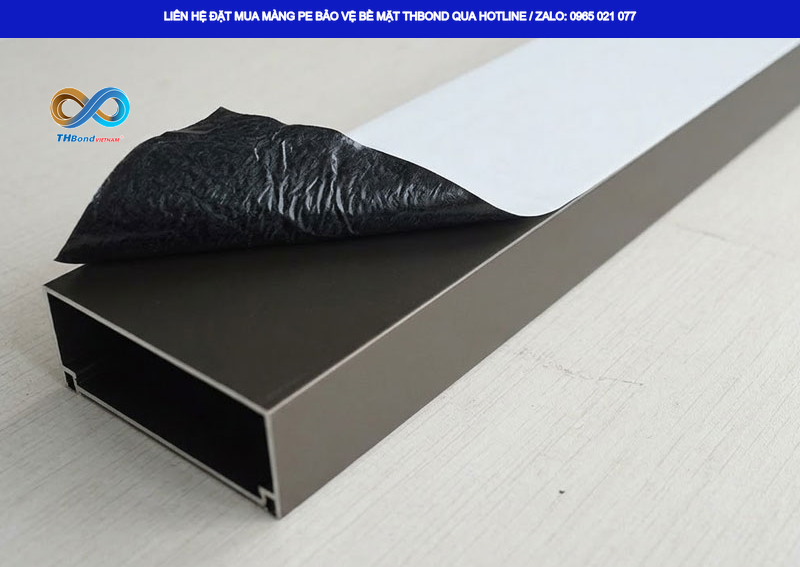 Film hay băng keo dán bề mặt MTH599 giúp tạo một lớp bảo vệ trực tiếp trên bề mặt thanh nhôm, hạn chế tác động của bụi bẩn và ma sát trong quá trình xử lý.