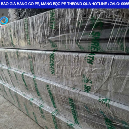Màng PE in thương hiệu dùng để quấn bọc sản phẩm nội thất trước khi giao hàng.