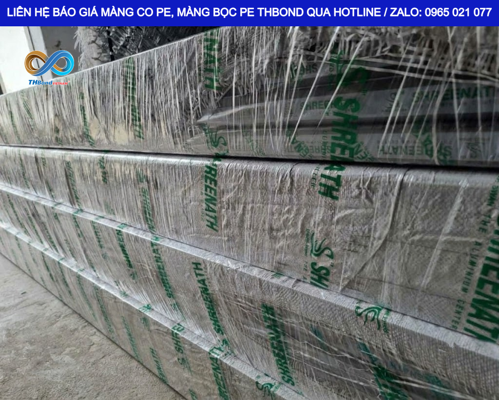 Màng PE in thương hiệu dùng để quấn bọc sản phẩm nội thất trước khi giao hàng.