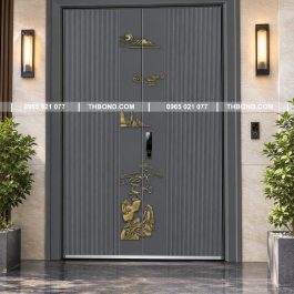 Huỳnh pano 5D Cây Tùng TH-8889 của THBond phù hợp với nhiều thiết kế cửa thép vân gỗ, giúp nâng tầm giá trị bộ cửa