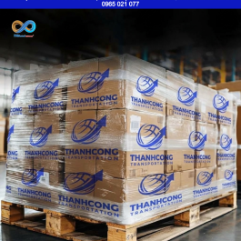 Bọc thùng carton bằng màng PE in thông tin, tăng khả năng nhận diện kiện hàng.