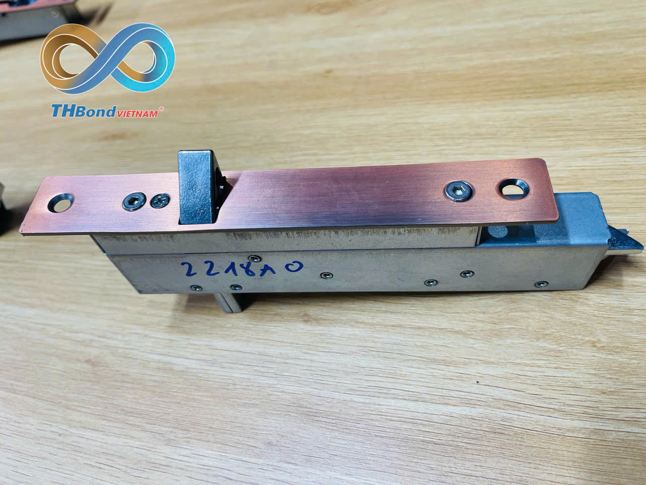 THBond cung ứng chốt âm nhanh CTH1889 inox 201 chống gỉ mạ đồng, đáp ứng nhu cầu lựa chọn phụ kiện cửa dễ thao tác, gọn gàng và đồng bộ