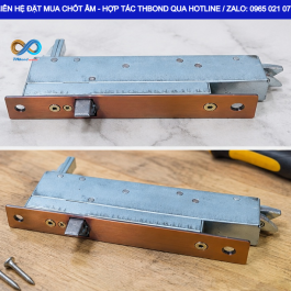 Thiết kế hai cánh kim loại ở đầu chốt âm nhanh CTH1889 giúp cơ chế đóng giữ cánh phụ thuận tiện, tốc độ