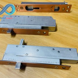 Chốt âm CTH1889 inox mạ đồng có kích thước gọn, thuận tiện sử dụng vì chỉ cần đẩy kéo cửa