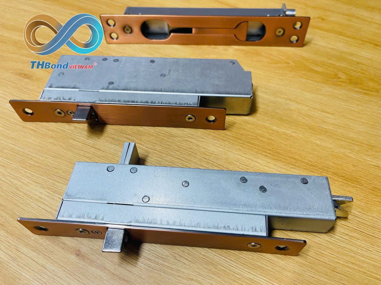 Chốt âm CTH1889 inox mạ đồng có kích thước gọn, thuận tiện sử dụng vì chỉ cần đẩy kéo cửa