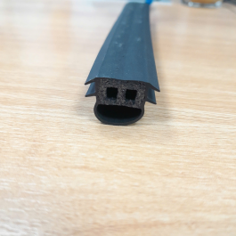 Gioăng cửa GTHCC683 màu đen, kích thước 20 × 26 mm là quy cách phổ biến được THBond cung ứng cho sản xuất và thi công, liên hệ THBond qua Hotline 0965 021 077 về các mẫu kích thước khác