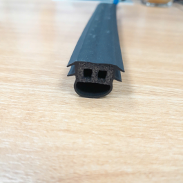 Gioăng cửa thép, gioăng cửa chống cháy GTHCC683 là giải pháp gioăng của THBond được ứng dụng rất phổ biến trong ngành cửa để làm kín các khe tiếp giáp giữa cánh và khung cửa.