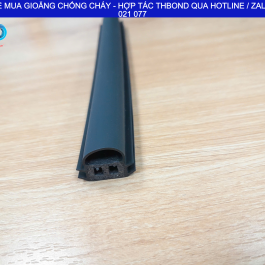 Gioăng chống cháy GTHCC683 của THBond nổi bật với thiết kế chữ D 3 lỗ, 4 ngạnh, phù hợp nhiều kết cấu cửa.